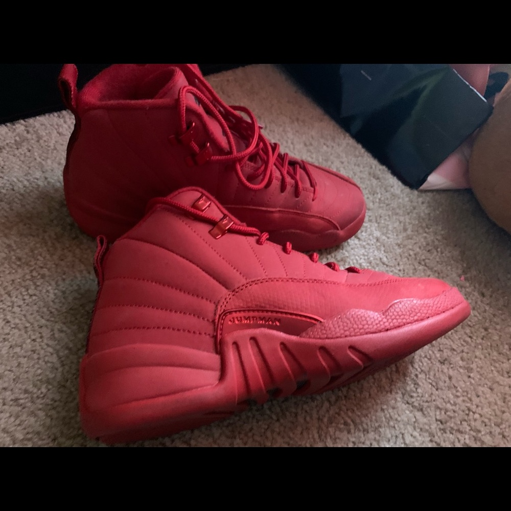 Air jordan 12 size 7y good condition